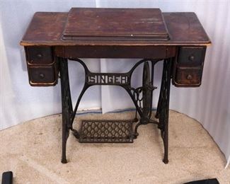 29. Vintage Singer Sewing Machine wWood Cabinet Cast Iron Stand