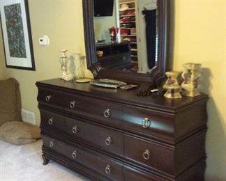 DRESSER AND MIRROR TO QUEEN SIZE BED ROOM SUITE