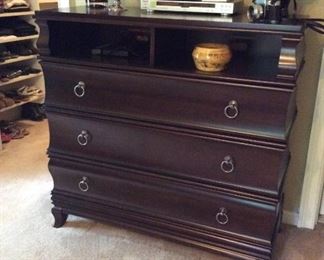 CHEST OF DRAWERS TO QUEEN SIZE BEDROOM SUITE