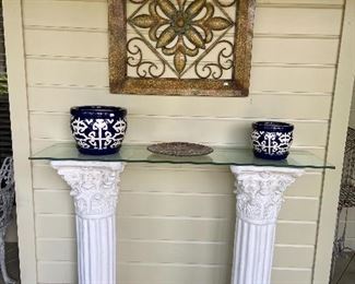 Pedestal table with glass top. Nice wall hanging and pretty pots.