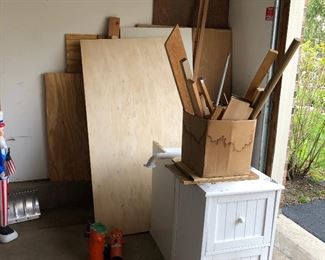 Miscellaneous wood scraps and polls Free pick up