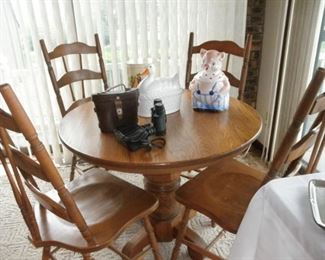 LOVELY ROUND MAPLE TABLE WITH  4 CHAIRS