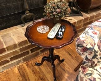 BU1041 Small Pedestal Wood Table Local Pickup	 $35 
