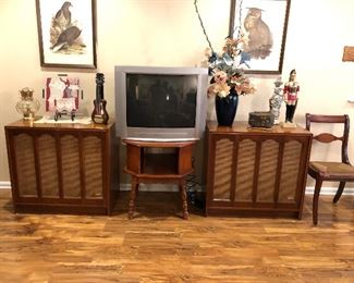 BU1046: Electro- Voice E-V Six (EV6) Mid Century Speakers (Pair) 3rd Party Shipping. THE CABINETS ARE IN EXCELLENT SHAPE. Untested	 Auction 
