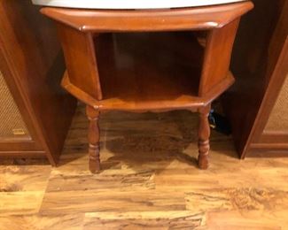 BU1048: Mid Century Maple Accent / End Table Local Pickup	 $25 
