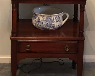 BU1054: Continental Accent / End Table with Drawer Local Pickup 3rd Party Shipping	 $70 
