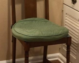 BU1070: Early American Pub Chair Local Pickup	 $20 
