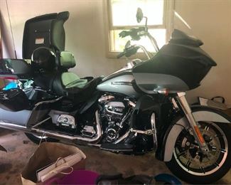 2019 Harley Davidson Road Glide Ultra with goodies! 10,000 MILES