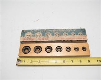T197	Vintage Blue Point TRF-7A 7 Nut Rethreaded Dies  $18.95