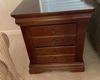 $250 ~ PAIR of gorgeous Basset mahogany  nightstands/ end tables 
