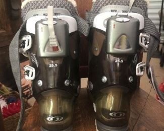 Ladies Salomon custom ski boots with heater size 25.5