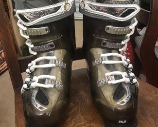 Ladies Salomon custom ski boots with heater size 25.5