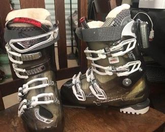 Ladies Salomon custom ski boots with heater size 25.5