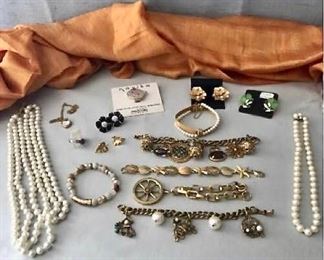 Costume Jewelry https://ctbids.com/#!/description/share/405072