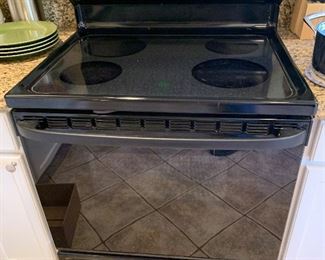 Hotpoint Smoothtop Electric Stove/Range/Oven RB787BC2BB	48x30x29in	HxWxD  (BUYER REMOVAL)