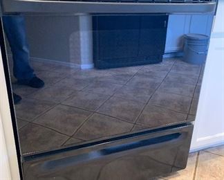 Hotpoint Smoothtop Electric Stove/Range/Oven RB787BC2BB	48x30x29in	HxWxD  (BUYER REMOVAL)