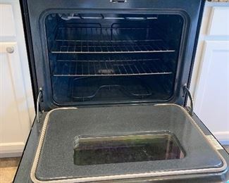 Hotpoint Smoothtop Electric Stove/Range/Oven RB787BC2BB	48x30x29in	HxWxD  (BUYER REMOVAL)