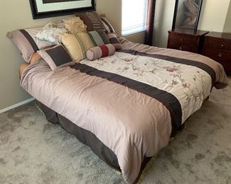 King Size Bedding Set Pillows/Comforter/Sheets		