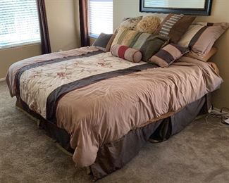 King Size Bedding Set Pillows/Comforter/Sheets		