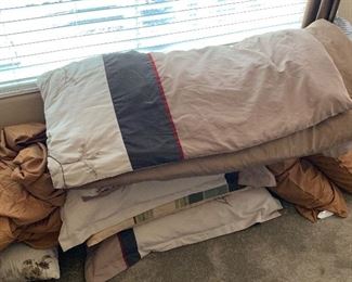 King Size Bedding Set Pillows/Comforter/Sheets		
