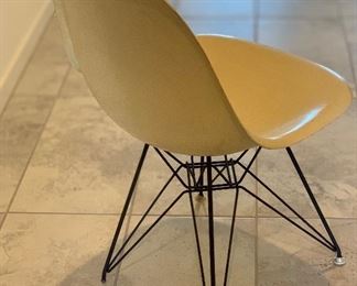 5pc 1950s MCM Eames Herman Miller Fiberglass Shell Chairs Vintage Original w/ Eiffel tower bases	30x18x22in seat height:17.5in	HxWxD