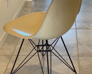 5pc 1950s MCM Eames Herman Miller Fiberglass Shell Chairs Vintage Original w/ Eiffel tower bases	30x18x22in seat height:17.5in	HxWxD