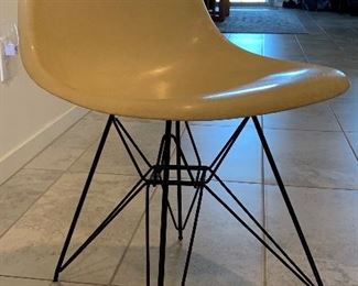 5pc 1950s MCM Eames Herman Miller Fiberglass Shell Chairs Vintage Original w/ Eiffel tower bases	30x18x22in seat height:17.5in	HxWxD