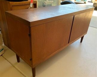 1960s Vintage Lowboy Walnut Cabinet	26x50x17in	HxWxD