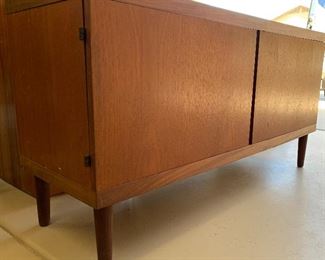 1960s Vintage Lowboy Walnut Cabinet	26x50x17in	HxWxD