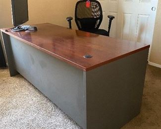 Executive 5 drawer office desk mahogany wooden top	29x71x29in	HxWxD