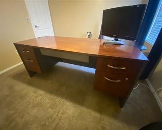 Executive 5 drawer office desk mahogany wooden top	29x71x29in	HxWxD