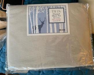 Twin flannel sheet set $10