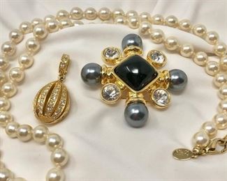 Vintage Joan Rivers Pearl & Rhinestone https://ctbids.com/#!/description/share/406290