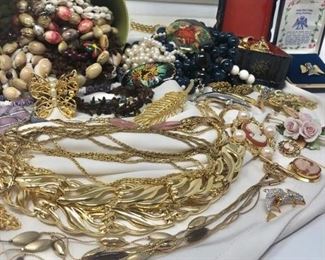 Vintage Jewelry Cornucopia https://ctbids.com/#!/description/share/406293