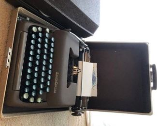 Smith Corona Sterling in hard shell case.  Excellent Condition.  Very Clean.  $100.00
