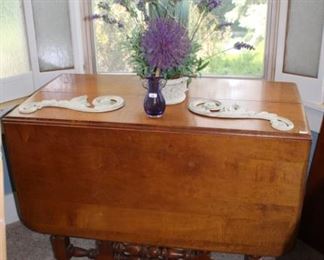 Drop leaf dining table w/2 leafs, Decor