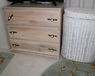 Dresser, hamper 