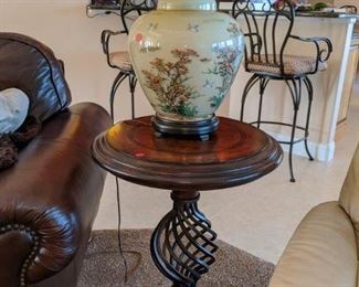 Thomasville End table with wrought iron Middel $ 125