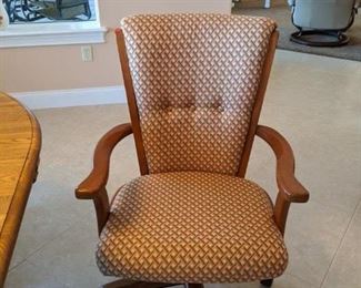 Oval Dinette Table with chairs in excellent condition $375