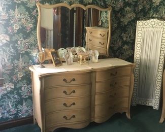 Mid-Century Mediterranean Bedroom: Set 8-Drawer Dresser 