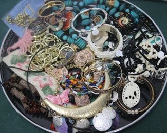 $15. Tray of assorted costumed jewelry.