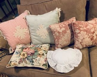 CLEARANCE !   $5.00 now, was $16.00 for all......6 Floral and Lace Pillows 