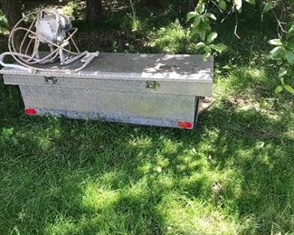 This is a two part tool chest....1 part sits in back of truck...1 part sets on sides