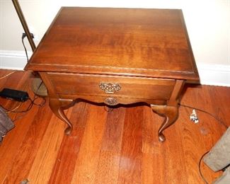 $80    mahogany end table w drawer