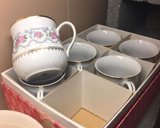 Set of mugs in box.