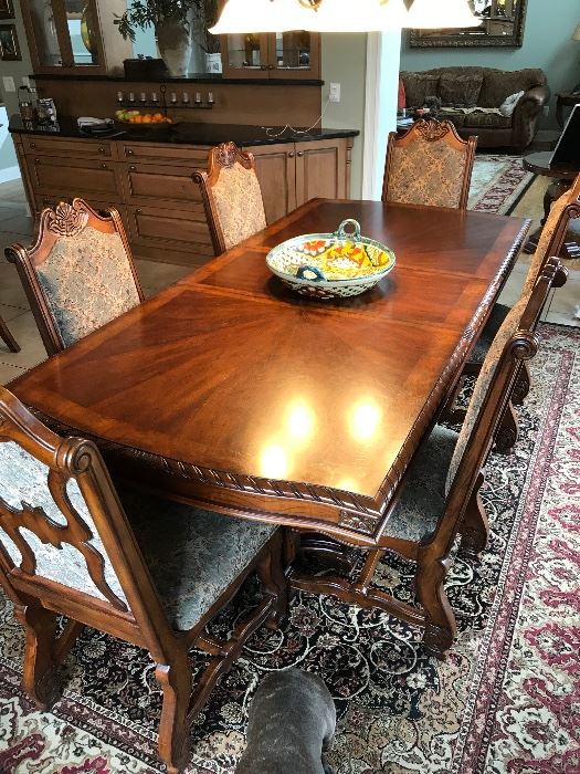 Beautiful Dining room table with 2 leaves and 8 matching chairs