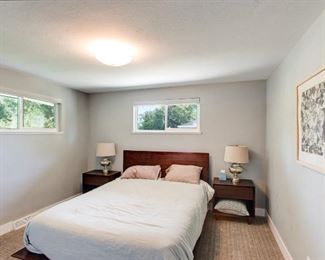 Bedroom set, lamps, bedding