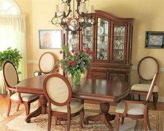Mahogany dining table, 6 chairs and hutch