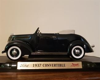 1937 Ford Convertible Road Signature model car