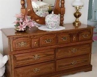 Oak dresser with mirro
